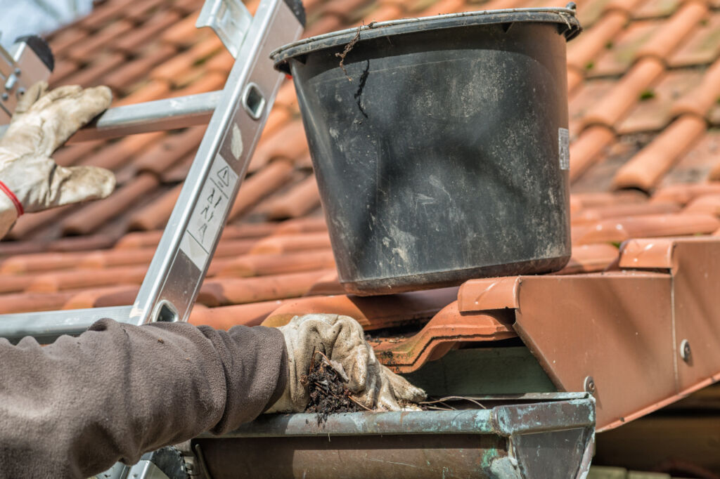 Cleaning gutters